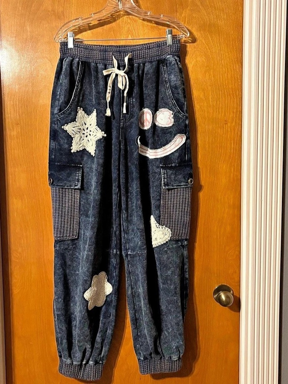 POL Appliqué Cargo Jogger Pants in Black & Gray Size Large